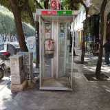 Ma altri sono ancora inseriti all�interno di vere e proprie cabine, aperte per� da un lato (quelle antiche invece si chiudevano completamente con porte a ventola tipo saloon)